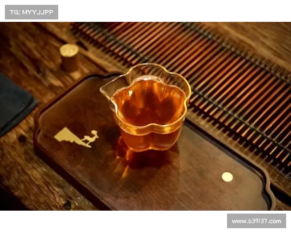 塞尔比携家人抵达上海赛前游豫园亲身体验茶文化魅力 塞尔比携家人抵达上海赛前游豫园亲身体验茶文化魅力